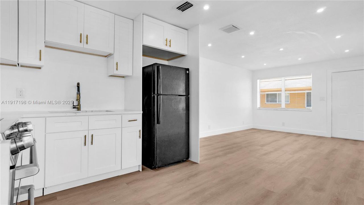 合同活跃: $2,500 (2 贝兹, 2 浴室, 1100 平方英尺)