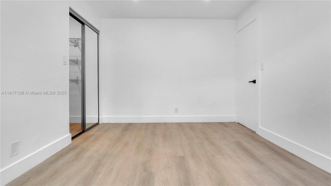 合同活跃: $2,500 (2 贝兹, 2 浴室, 1100 平方英尺)