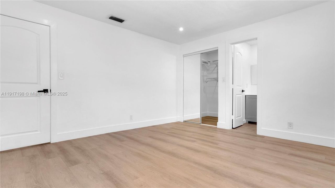 合同活跃: $2,500 (2 贝兹, 2 浴室, 1100 平方英尺)