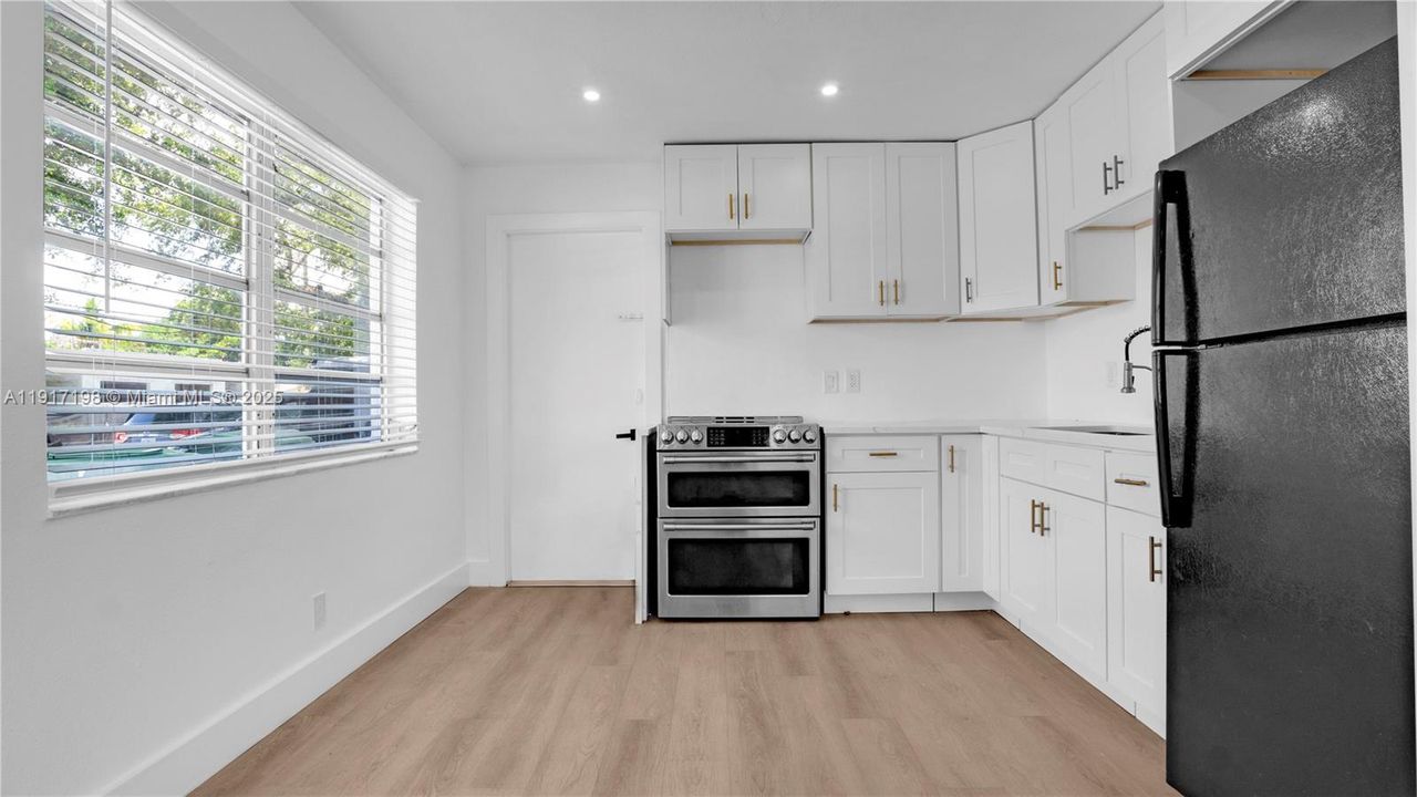 合同活跃: $2,500 (2 贝兹, 2 浴室, 1100 平方英尺)