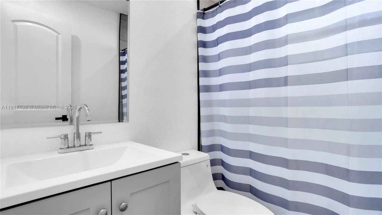 合同活跃: $2,500 (2 贝兹, 2 浴室, 1100 平方英尺)