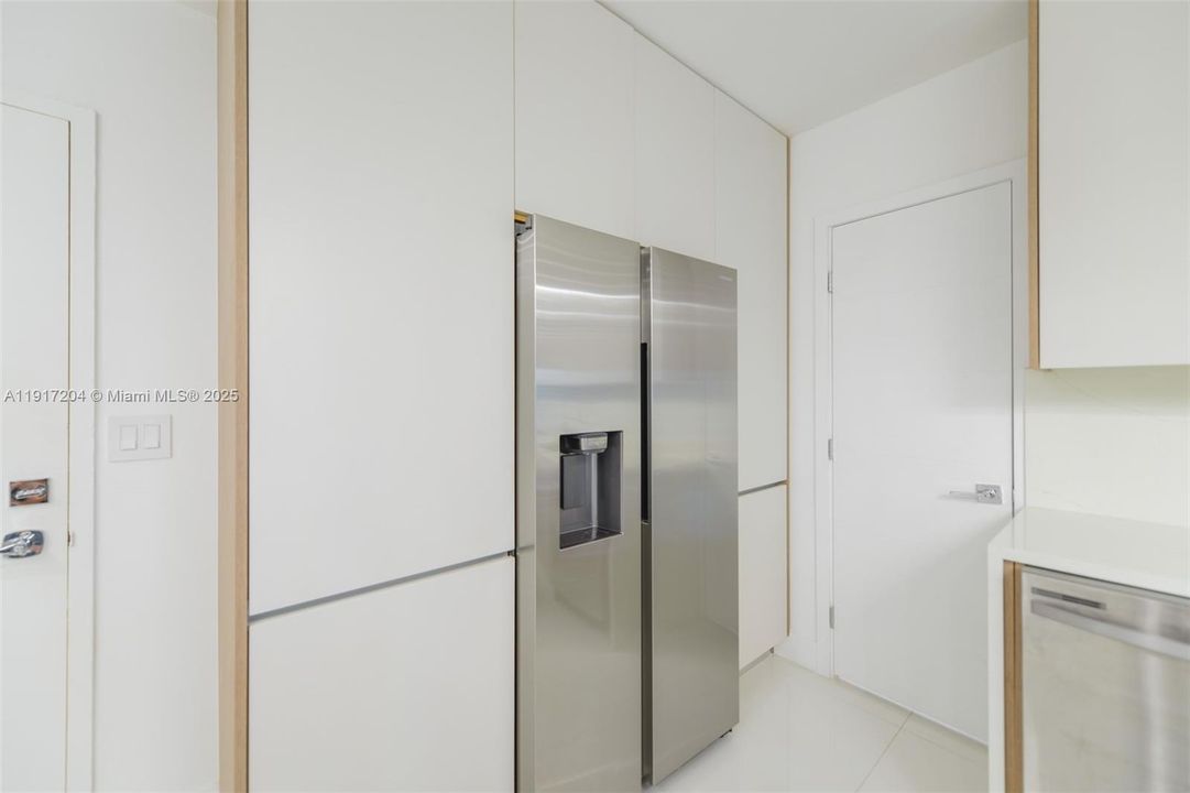 合同活跃: $4,200 (1 贝兹, 1 浴室, 870 平方英尺)