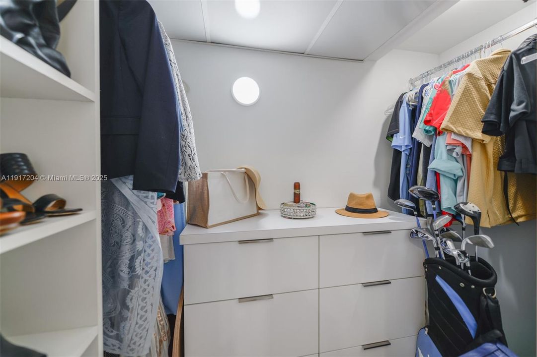 合同活跃: $4,200 (1 贝兹, 1 浴室, 870 平方英尺)