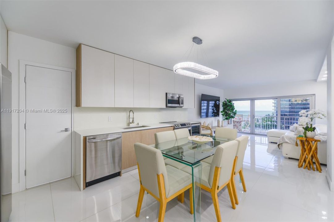 合同活跃: $4,200 (1 贝兹, 1 浴室, 870 平方英尺)