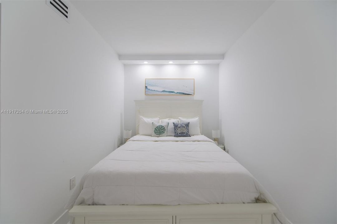 合同活跃: $4,200 (1 贝兹, 1 浴室, 870 平方英尺)