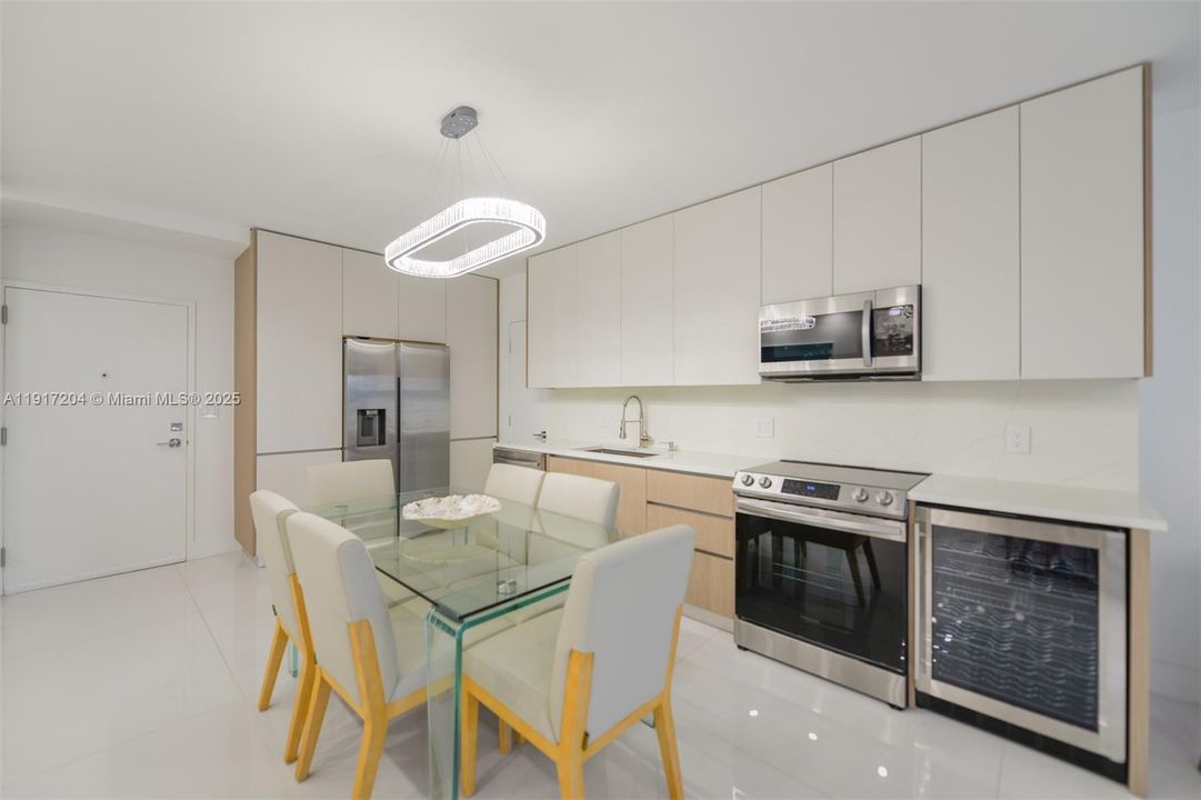 合同活跃: $4,200 (1 贝兹, 1 浴室, 870 平方英尺)