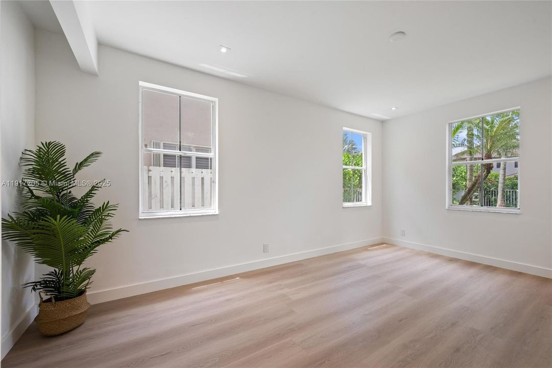 На продажу: $1,590,000 (5 спален, 3 ванн, 3894 Квадратных фут)