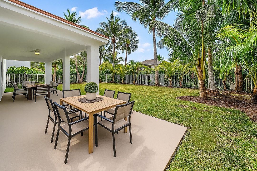 На продажу: $1,590,000 (5 спален, 3 ванн, 3894 Квадратных фут)