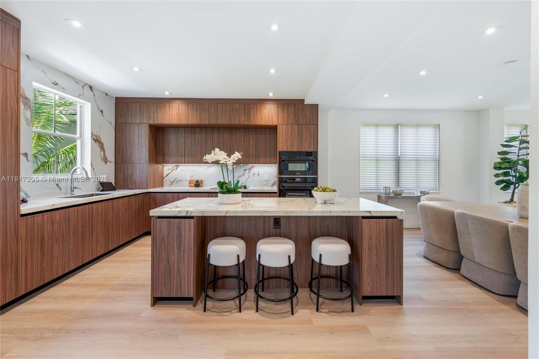 На продажу: $1,590,000 (5 спален, 3 ванн, 3894 Квадратных фут)