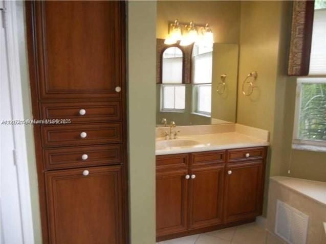 出租: $4,990 (5 贝兹, 2 浴室, 3184 平方英尺)