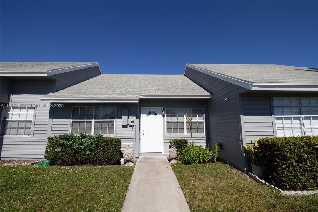 На продажу: $290,000 (2 спален, 2 ванн, 866 Квадратных фут)