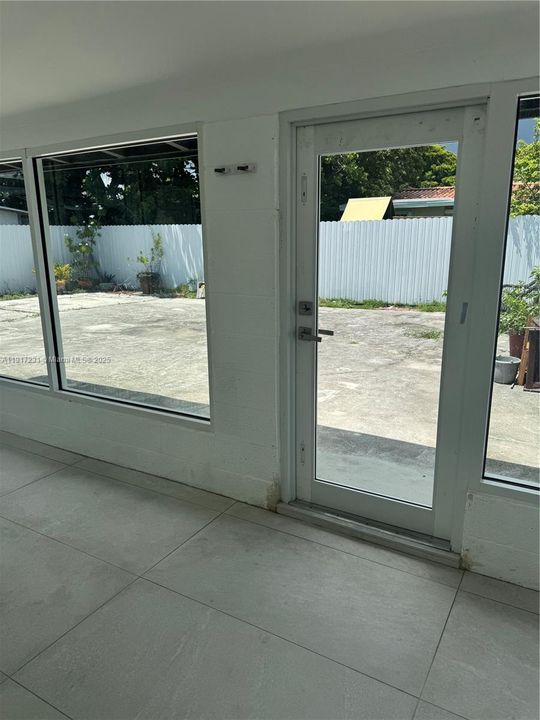 Под контрактом: $2,500 (2 спален, 1 ванн, 1361 Квадратных фут)