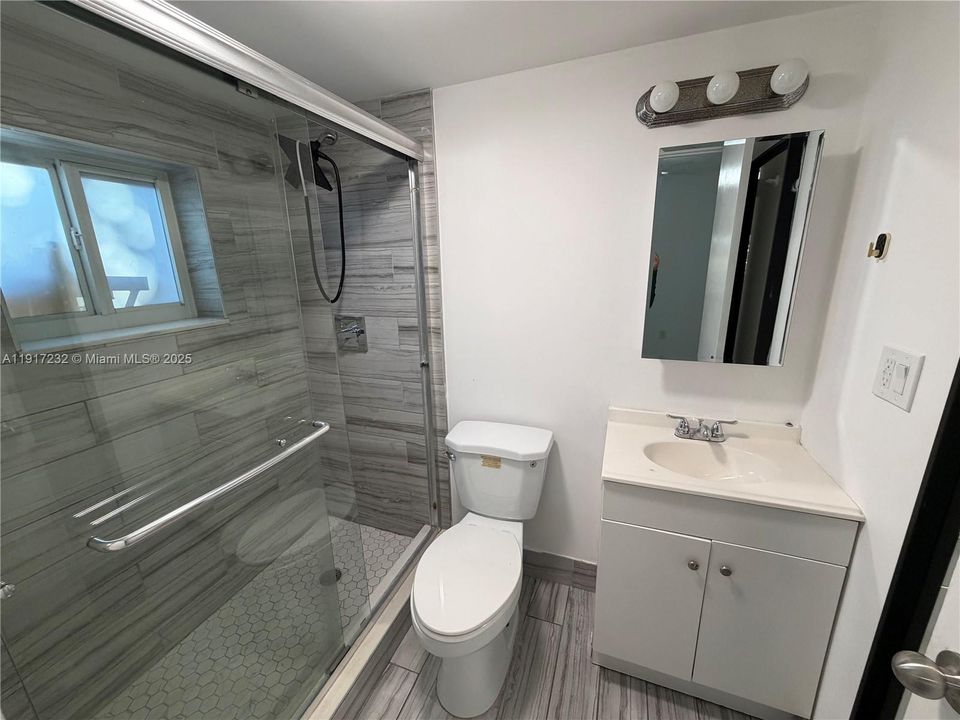 合同活跃: $1,850 (1 贝兹, 1 浴室, 2392 平方英尺)