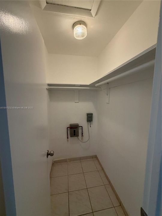 合同活跃: $1,850 (1 贝兹, 1 浴室, 2392 平方英尺)