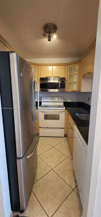 На продажу: $225,000 (2 спален, 2 ванн, 760 Квадратных фут)