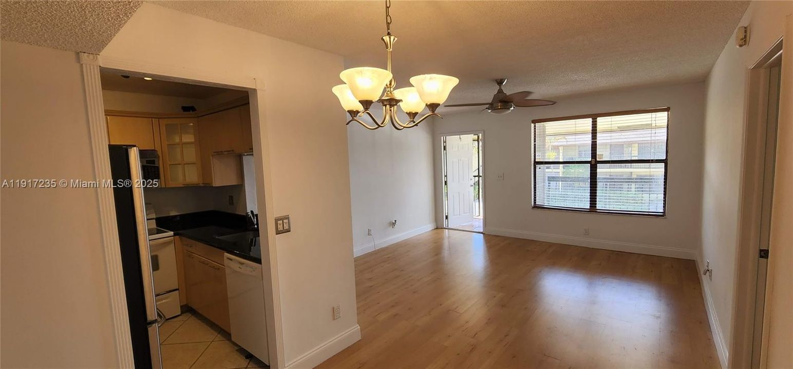 На продажу: $225,000 (2 спален, 2 ванн, 760 Квадратных фут)