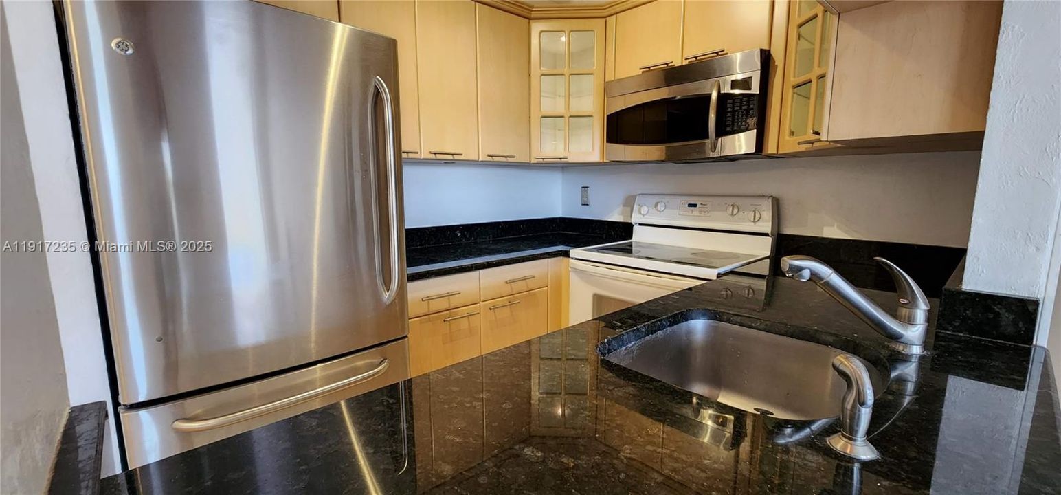 На продажу: $225,000 (2 спален, 2 ванн, 760 Квадратных фут)