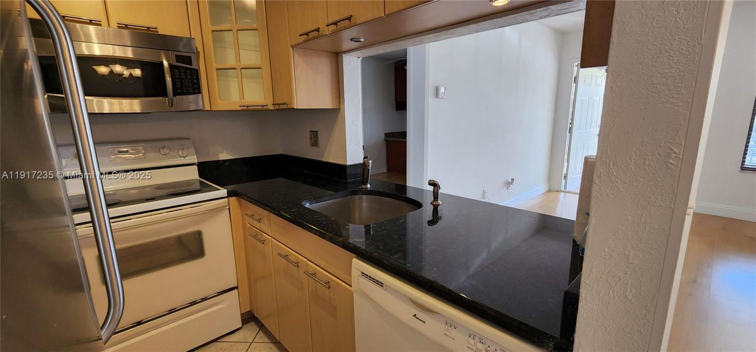 На продажу: $225,000 (2 спален, 2 ванн, 760 Квадратных фут)