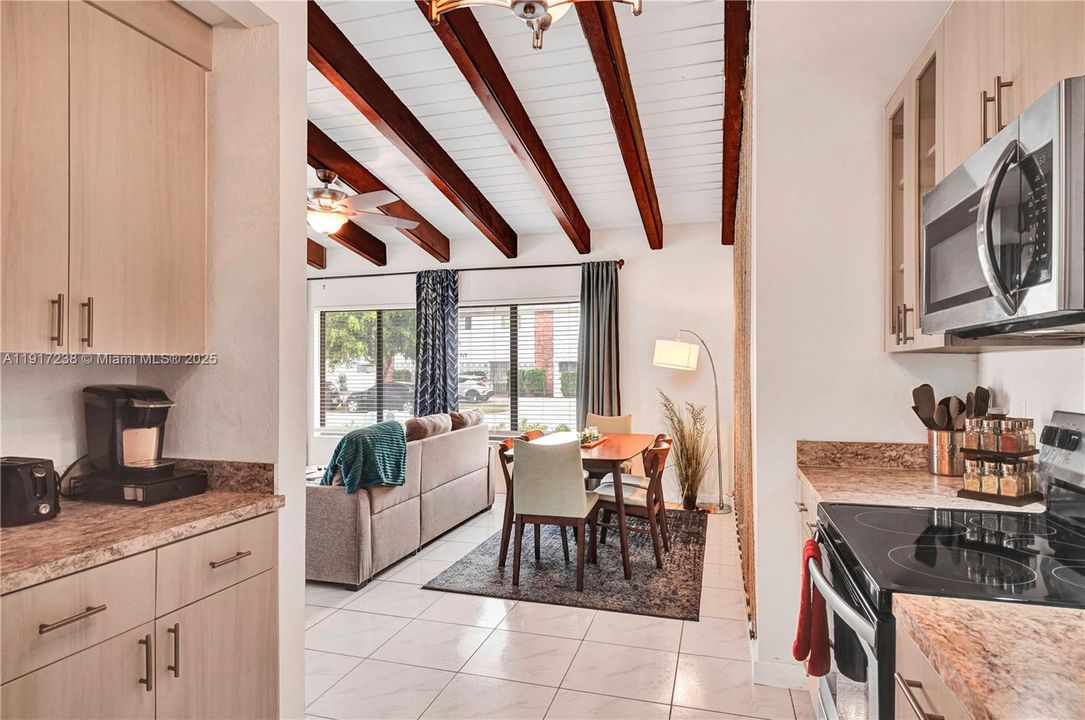 出租: $2,200 (1 贝兹, 1 浴室, 850 平方英尺)