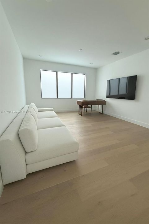 For Sale: $2,250,000 (5 beds, 7 baths, 4605 Square Feet)