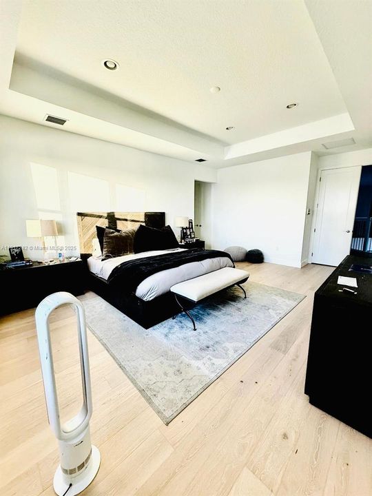 For Sale: $2,250,000 (5 beds, 7 baths, 4605 Square Feet)