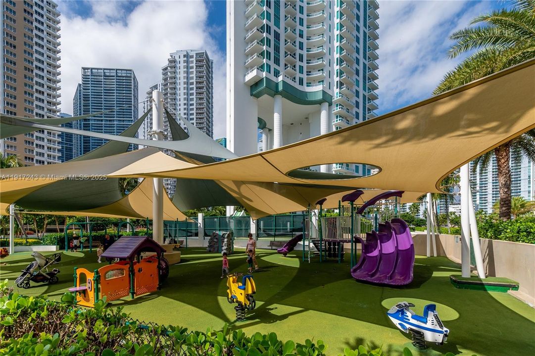 合同活跃: $1,050,000 (2 贝兹, 2 浴室, 1397 平方英尺)