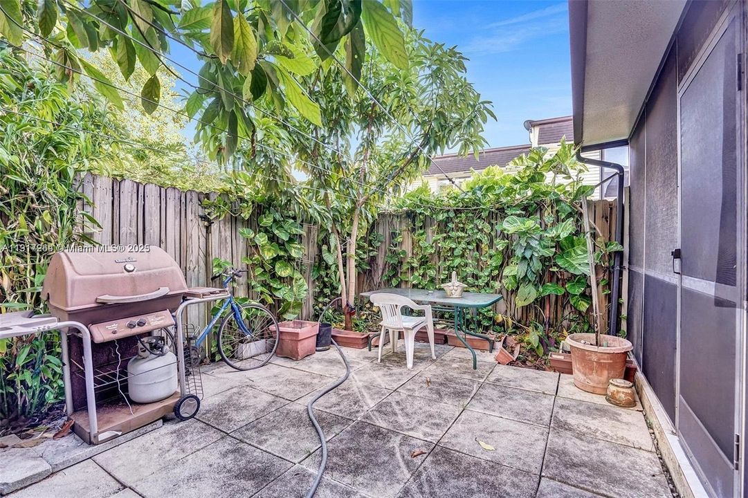 For Sale: $370,000 (4 beds, 3 baths, 1700 Square Feet)