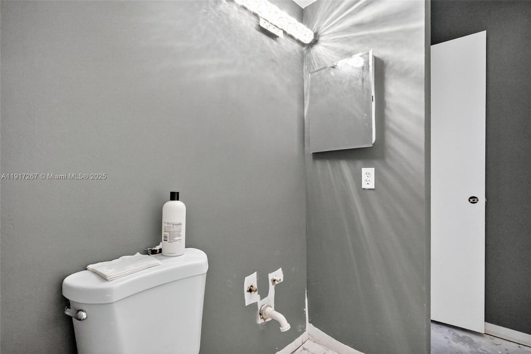 upstairs full bathroom for 2nd and 3rd bedrooms