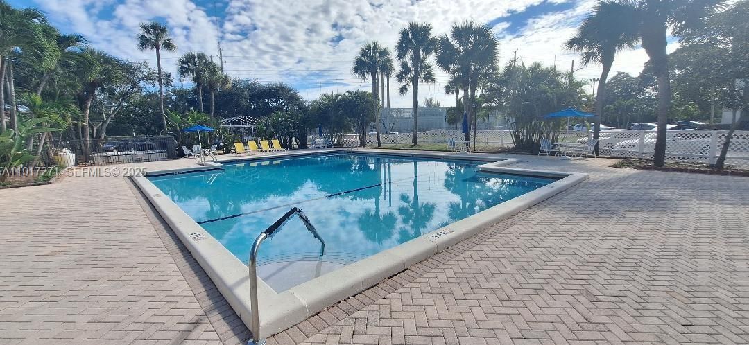 合同活跃: $75,000 (2 贝兹, 2 浴室, 1085 平方英尺)