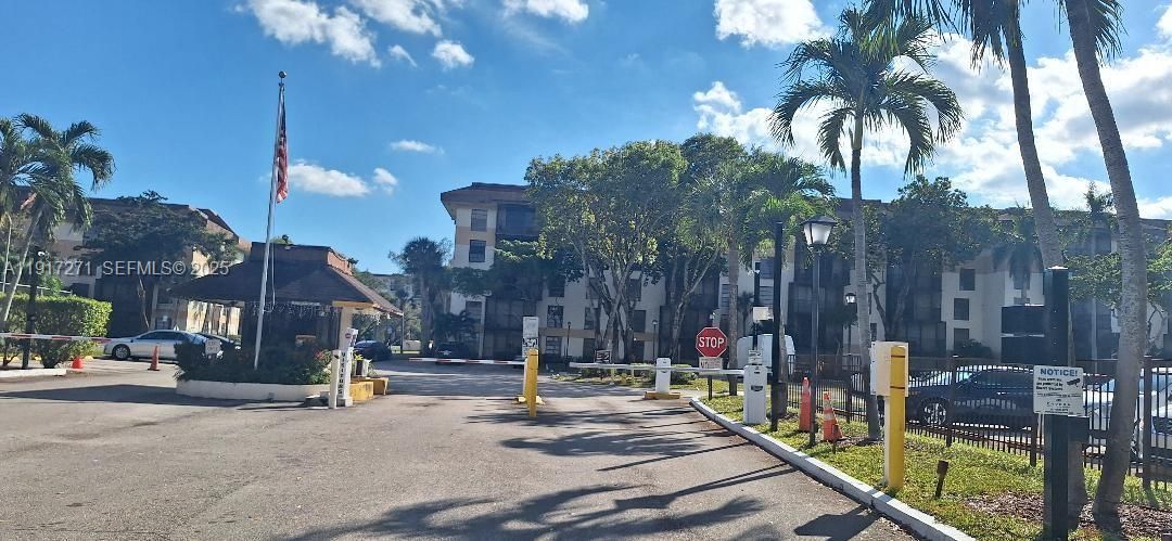 合同活跃: $75,000 (2 贝兹, 2 浴室, 1085 平方英尺)