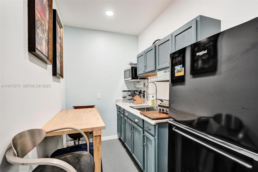 For Sale: $745,000 (3 beds, 2 baths, 1408 Square Feet)