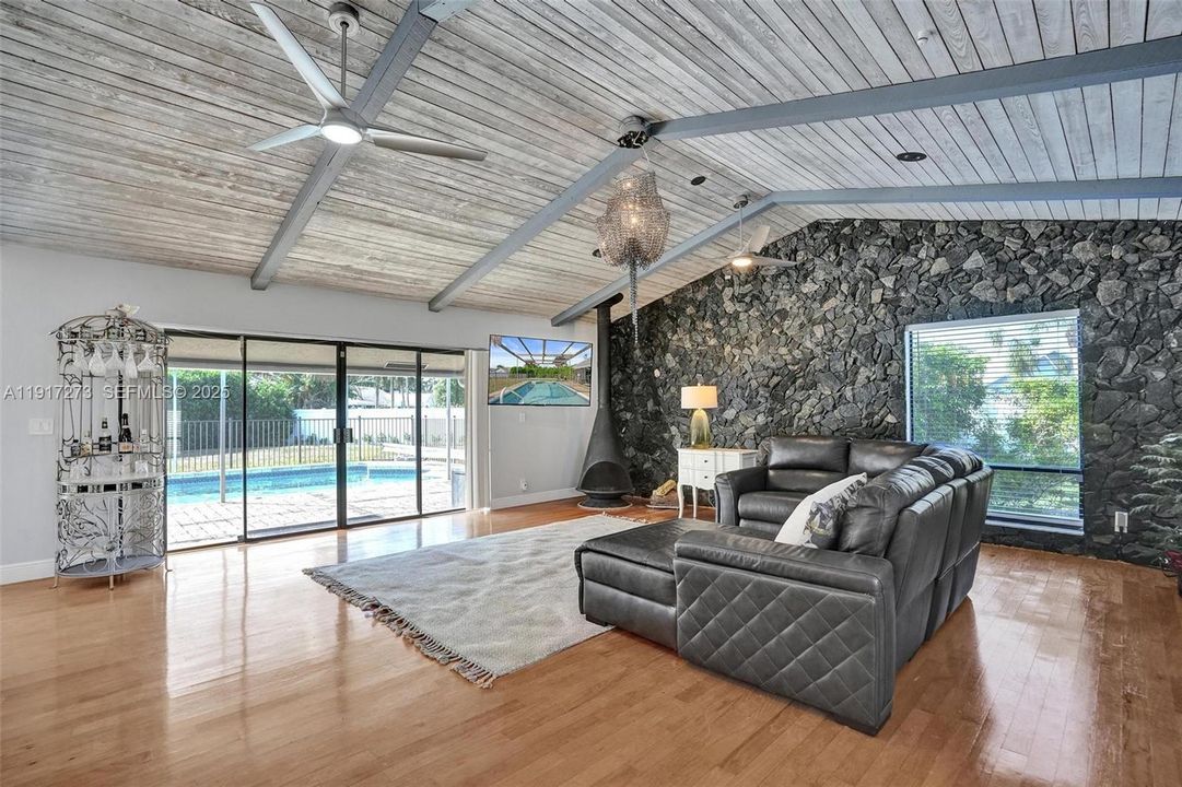 For Sale: $745,000 (3 beds, 2 baths, 1408 Square Feet)