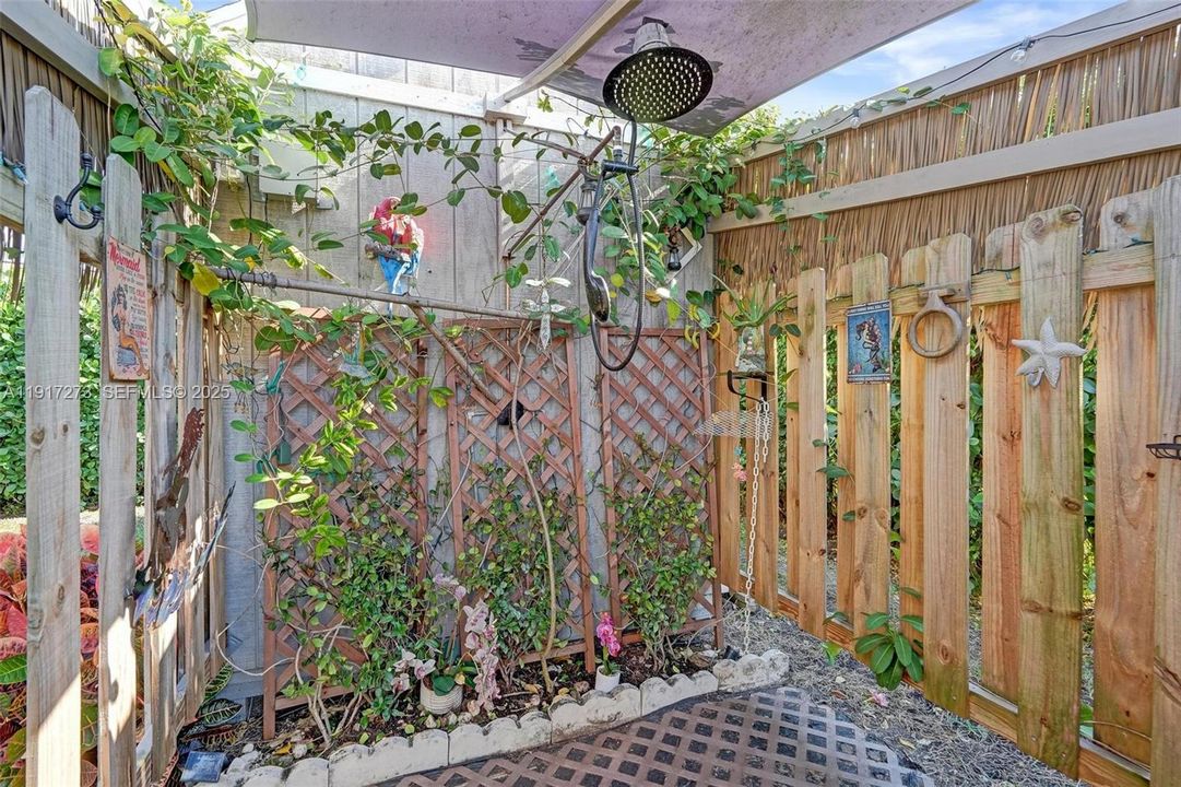 For Sale: $745,000 (3 beds, 2 baths, 1408 Square Feet)