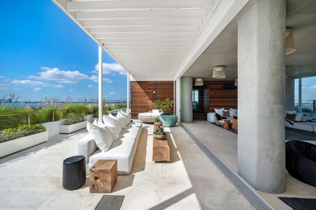 В аренду: $85,000 (2 спален, 2 ванн, 4230 Квадратных фут)