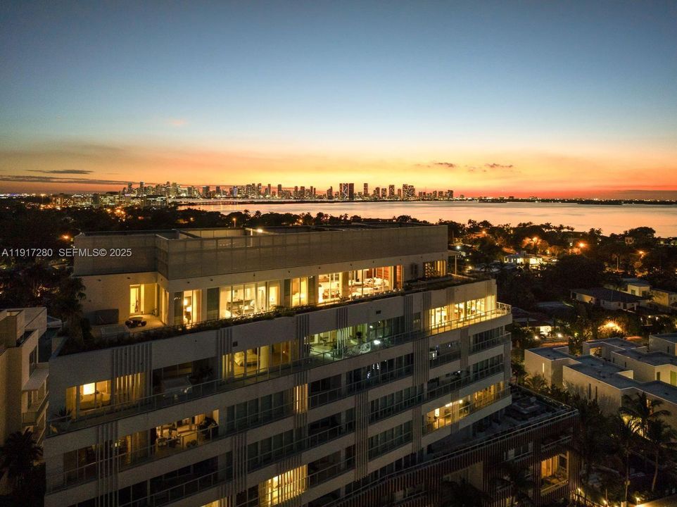 В аренду: $85,000 (2 спален, 2 ванн, 4230 Квадратных фут)