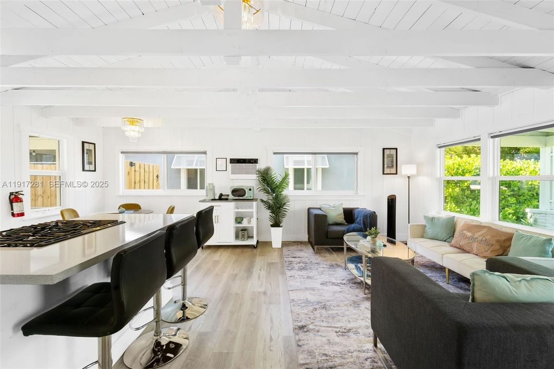 В аренду: $6,500 (2 спален, 1 ванн, 896 Квадратных фут)