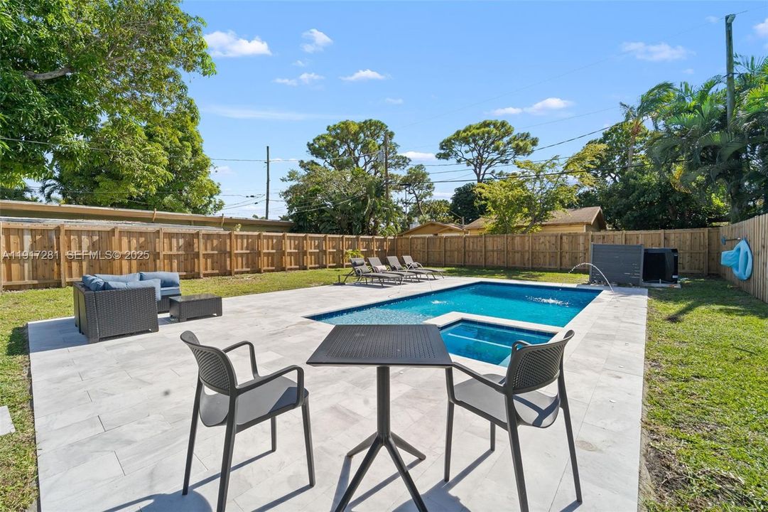 В аренду: $6,500 (2 спален, 1 ванн, 896 Квадратных фут)