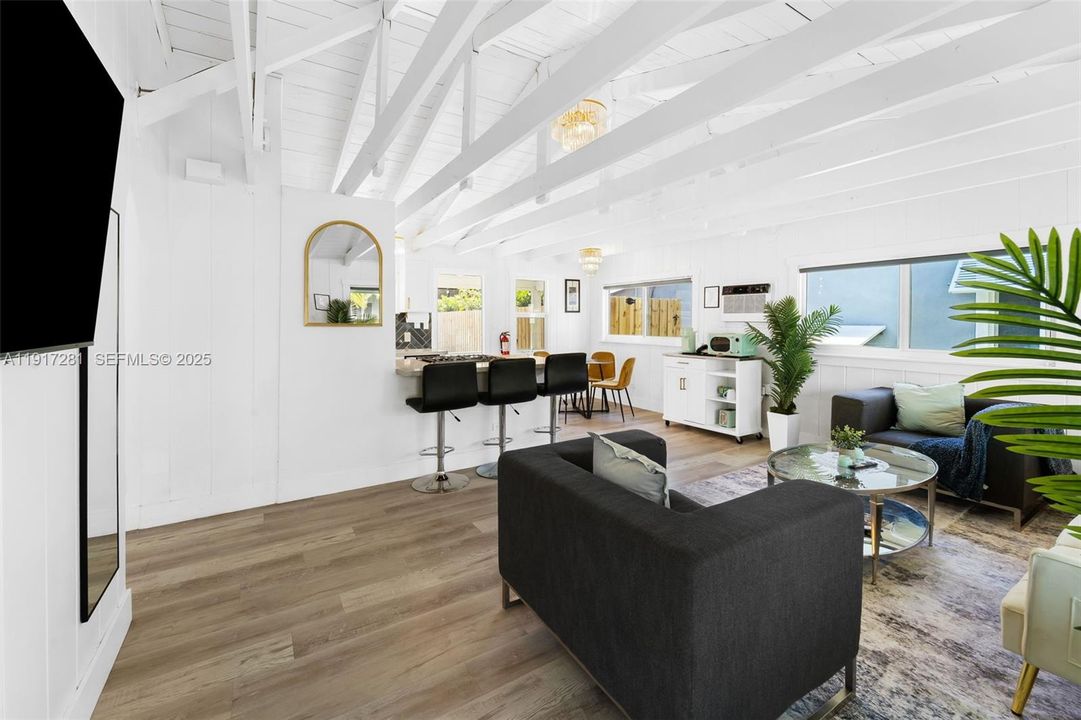 В аренду: $6,500 (2 спален, 1 ванн, 896 Квадратных фут)