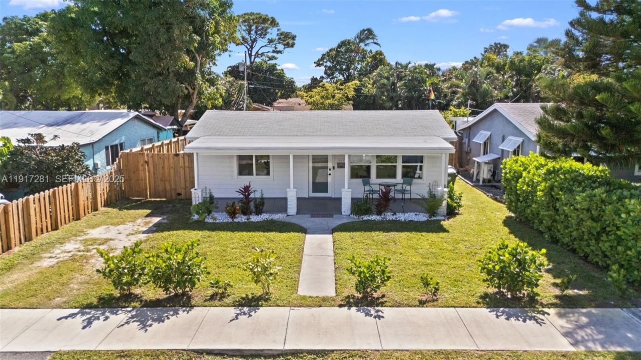 В аренду: $6,500 (2 спален, 1 ванн, 896 Квадратных фут)