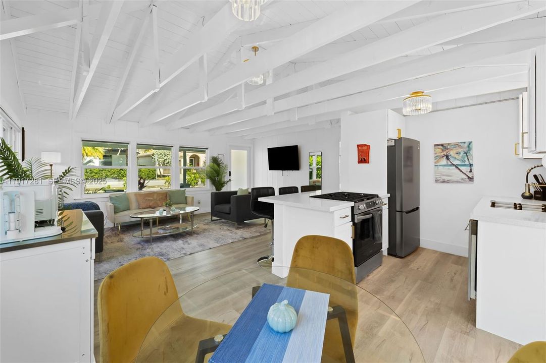 В аренду: $6,500 (2 спален, 1 ванн, 896 Квадратных фут)