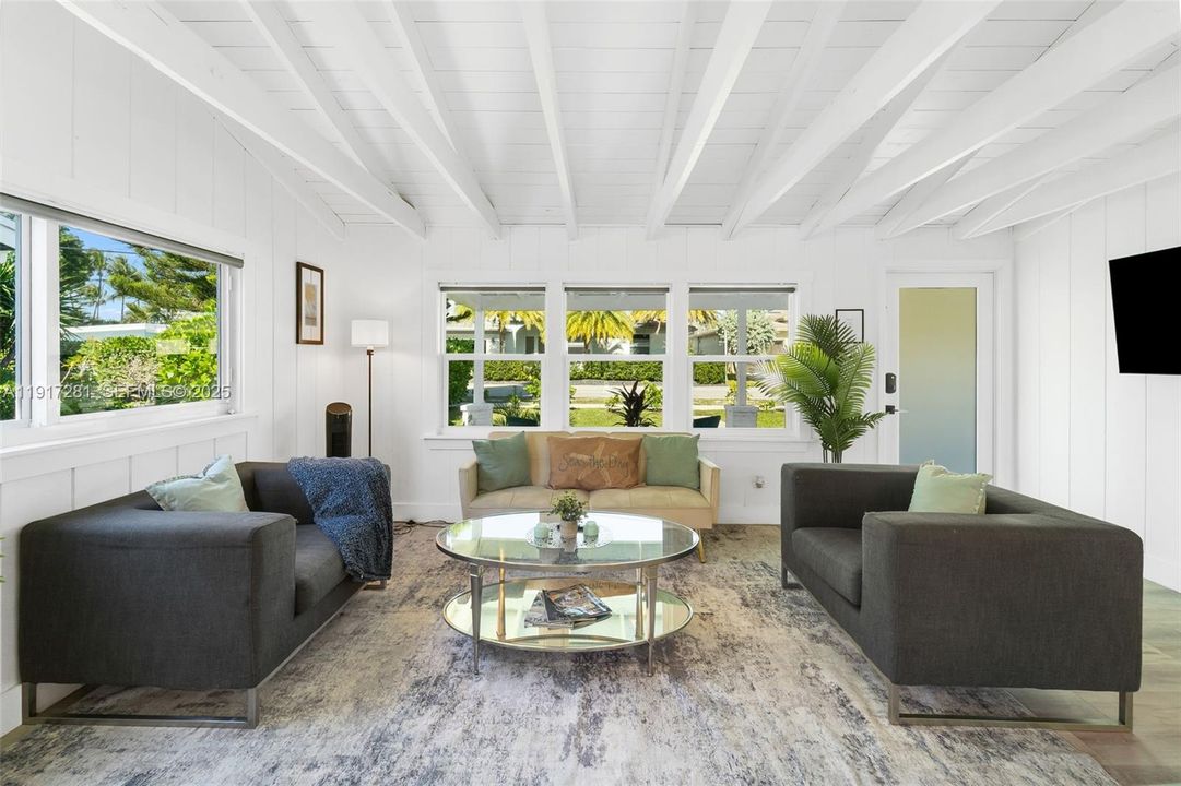 В аренду: $6,500 (2 спален, 1 ванн, 896 Квадратных фут)