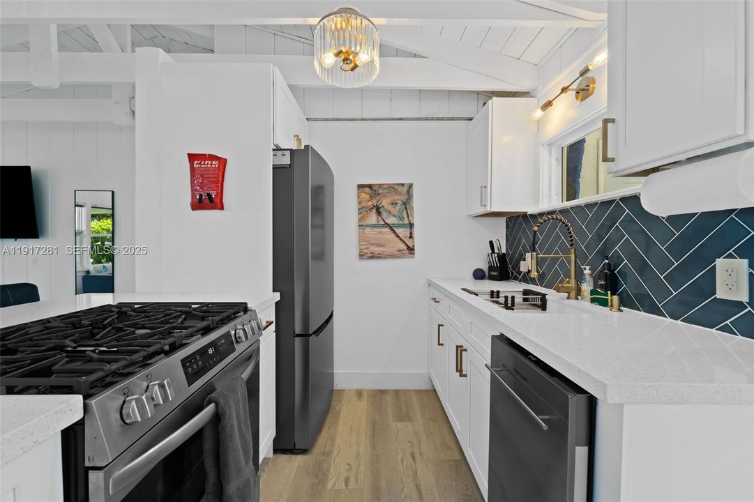 В аренду: $6,500 (2 спален, 1 ванн, 896 Квадратных фут)