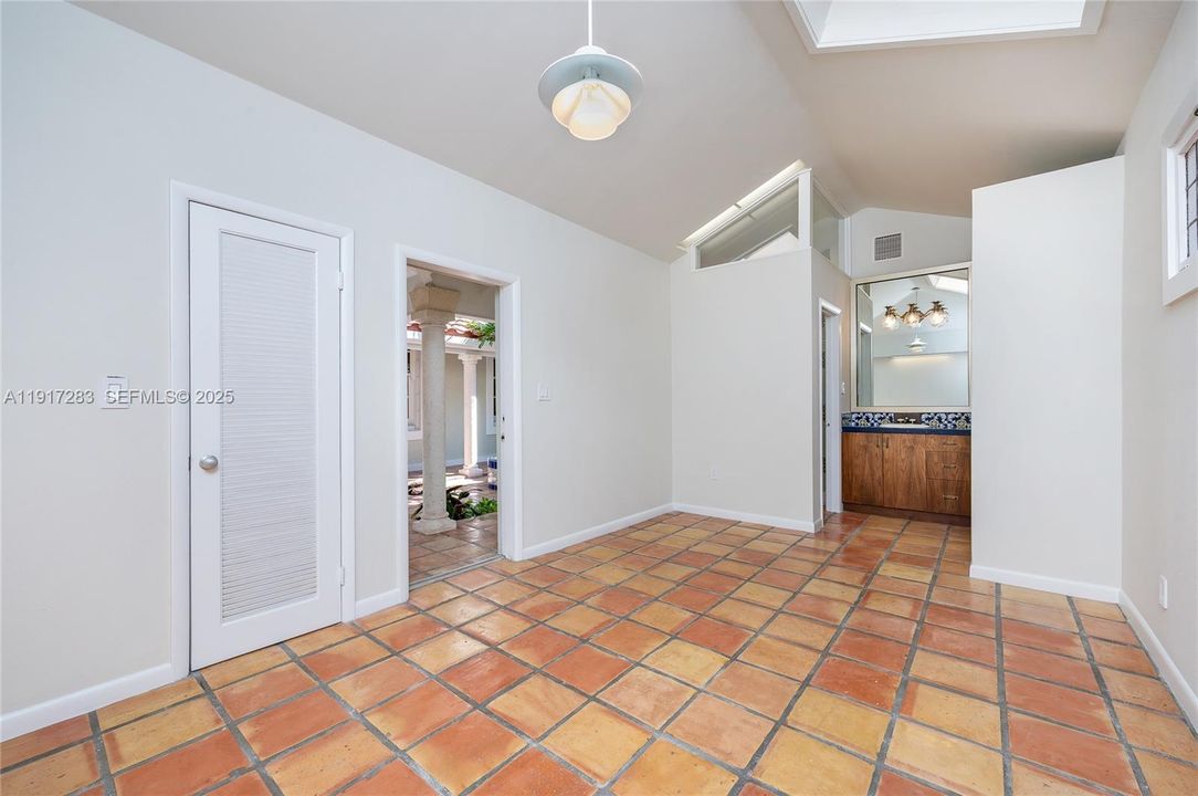 出租: $15,000 (3 贝兹, 3 浴室, 3001 平方英尺)