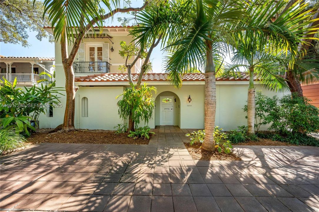 出租: $15,000 (3 贝兹, 3 浴室, 3001 平方英尺)