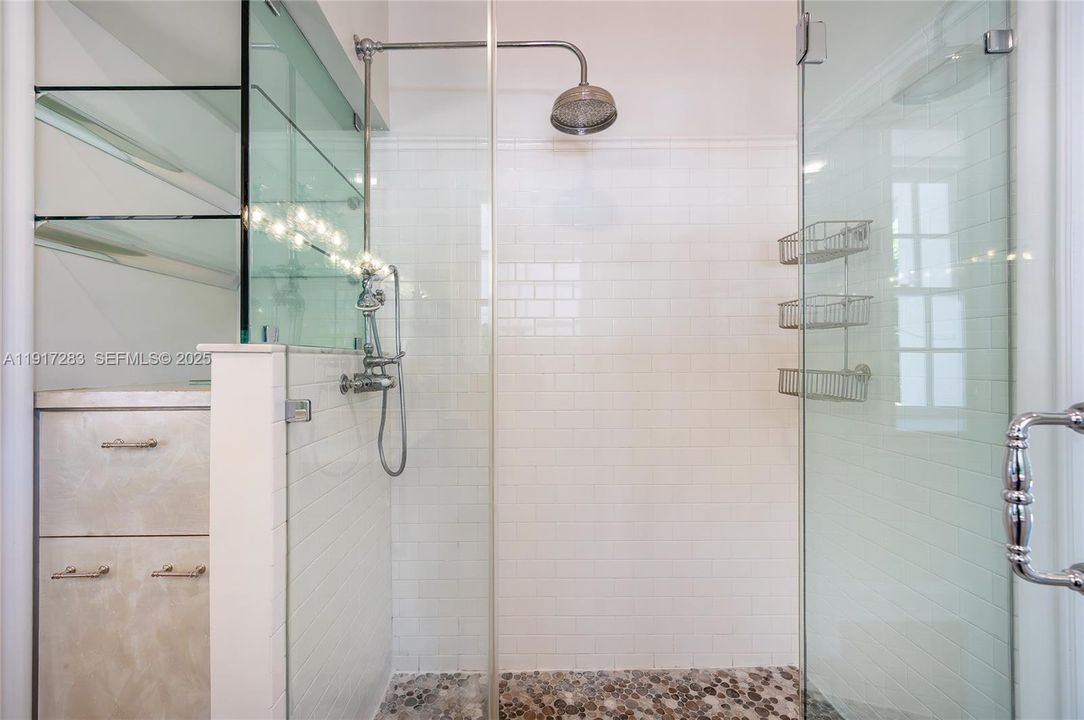 出租: $15,000 (3 贝兹, 3 浴室, 3001 平方英尺)