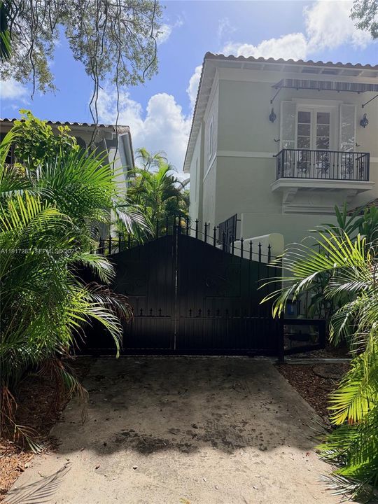 出租: $15,000 (3 贝兹, 3 浴室, 3001 平方英尺)