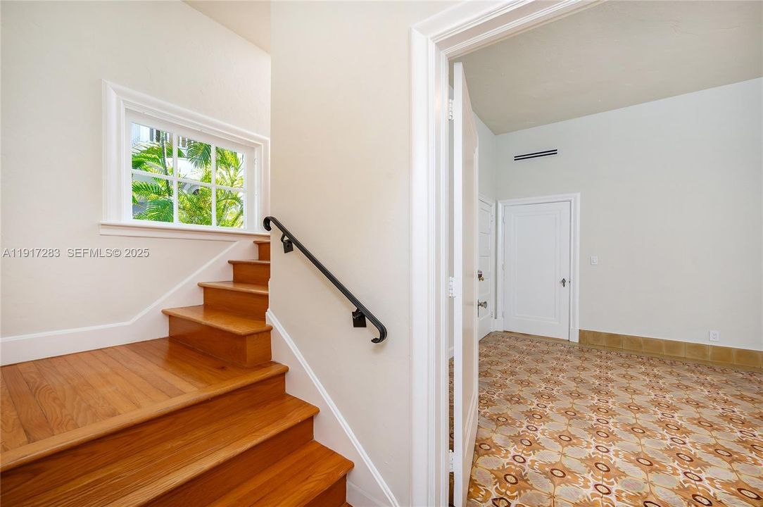 出租: $15,000 (3 贝兹, 3 浴室, 3001 平方英尺)