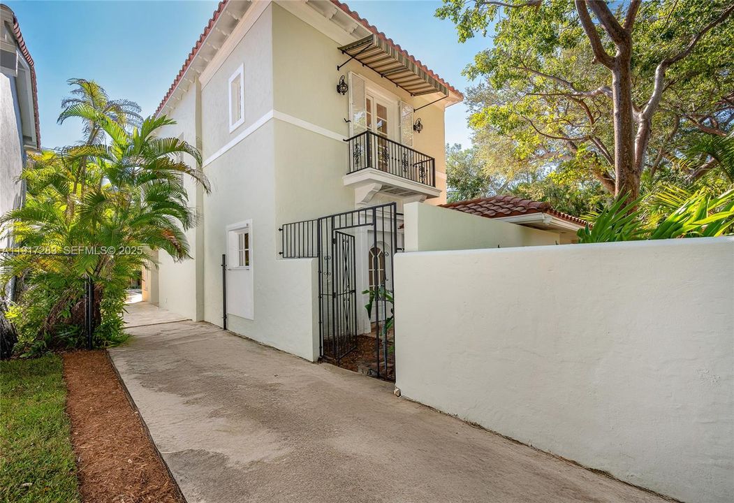 出租: $15,000 (3 贝兹, 3 浴室, 3001 平方英尺)