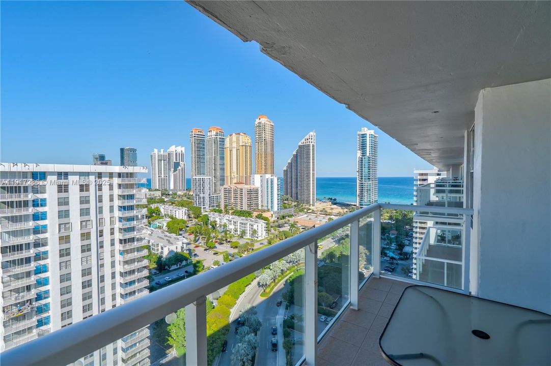 Active With Contract: $2,550 (2 beds, 2 baths, 1070 Square Feet)