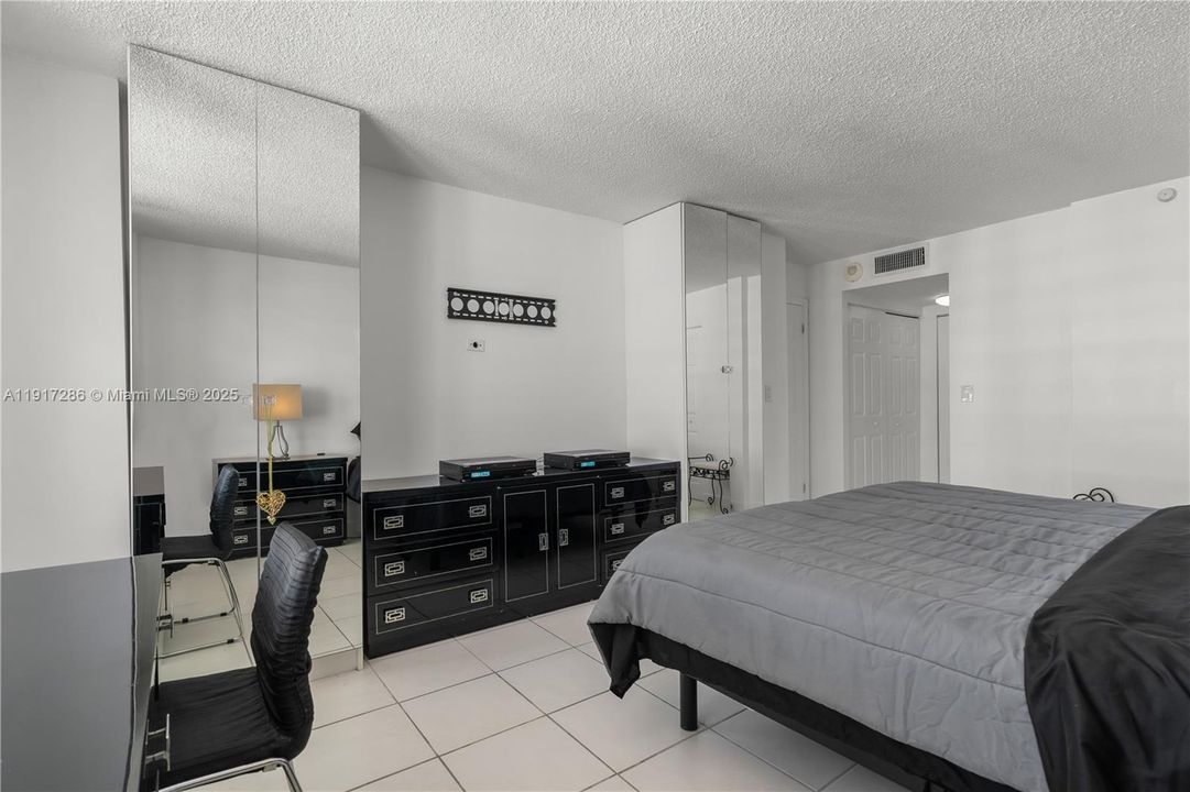 Active With Contract: $2,550 (2 beds, 2 baths, 1070 Square Feet)
